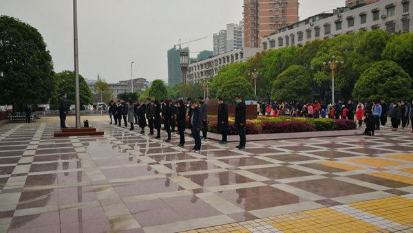 來(lái)自湖北的鏡頭:下半旗、鳴笛、默哀 以最深的懷念為英雄送行