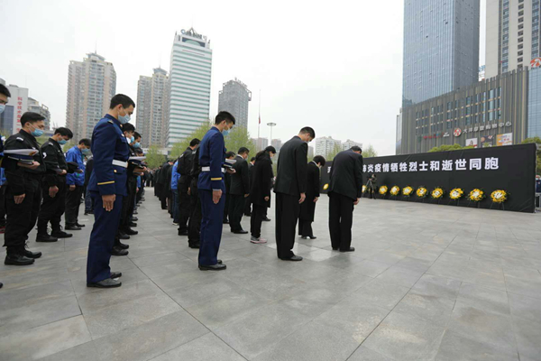 來(lái)自湖北的鏡頭:下半旗、鳴笛、默哀 以最深的懷念為英雄送行